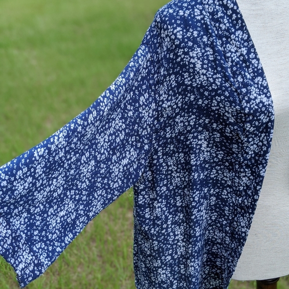 Lauren Conrad navy and white floral wrap. Med - Picture 5 of 5